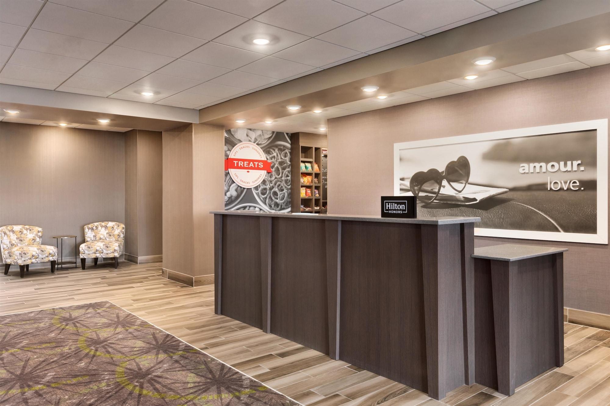 The Landing Hotel & Conference Centre St. Paul 外观 照片