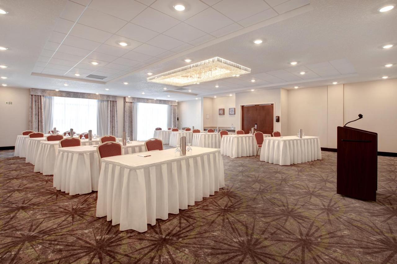 The Landing Hotel & Conference Centre St. Paul 外观 照片