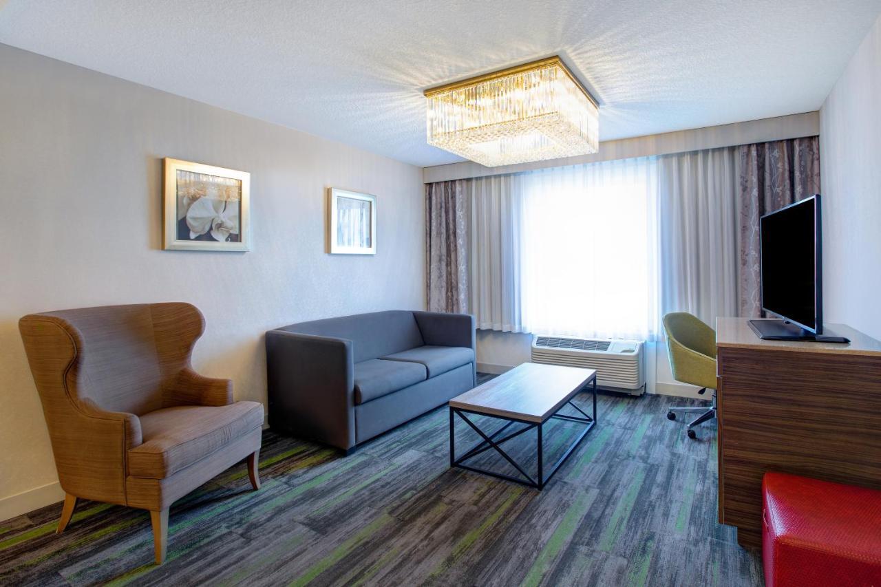 The Landing Hotel & Conference Centre St. Paul 外观 照片
