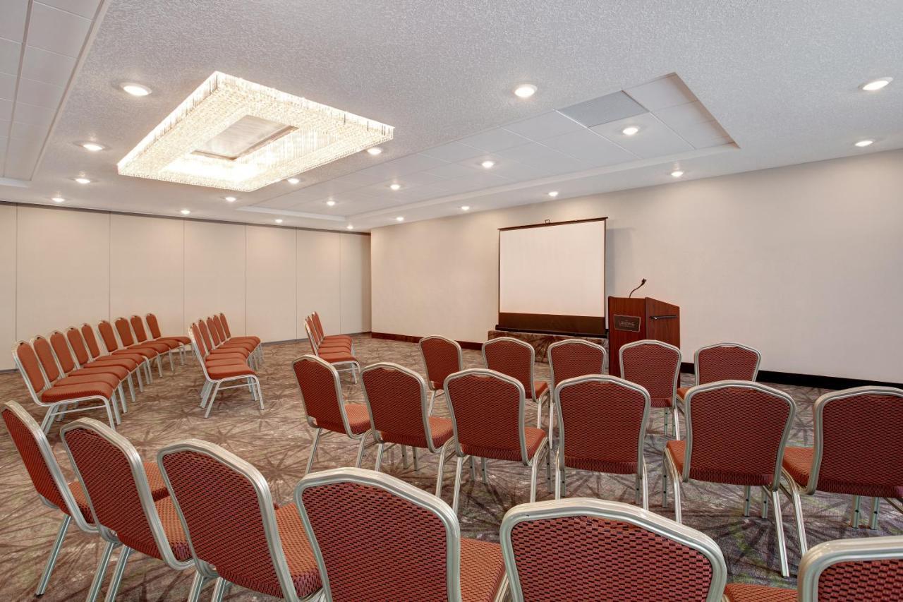 The Landing Hotel & Conference Centre St. Paul 外观 照片