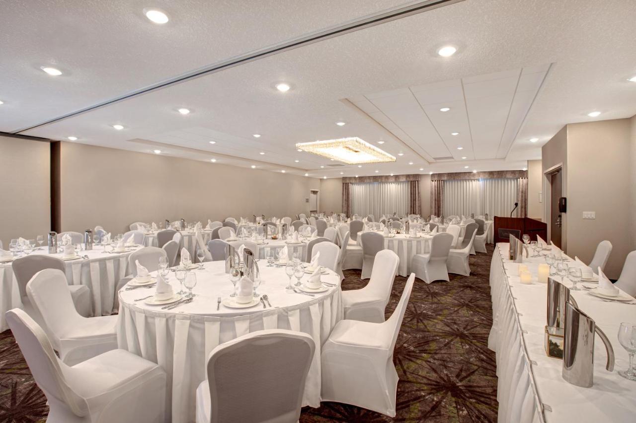 The Landing Hotel & Conference Centre St. Paul 外观 照片