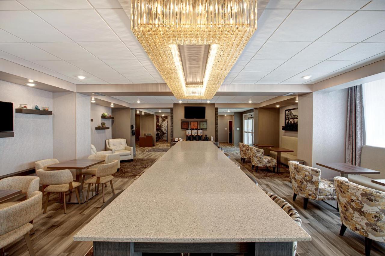 The Landing Hotel & Conference Centre St. Paul 外观 照片