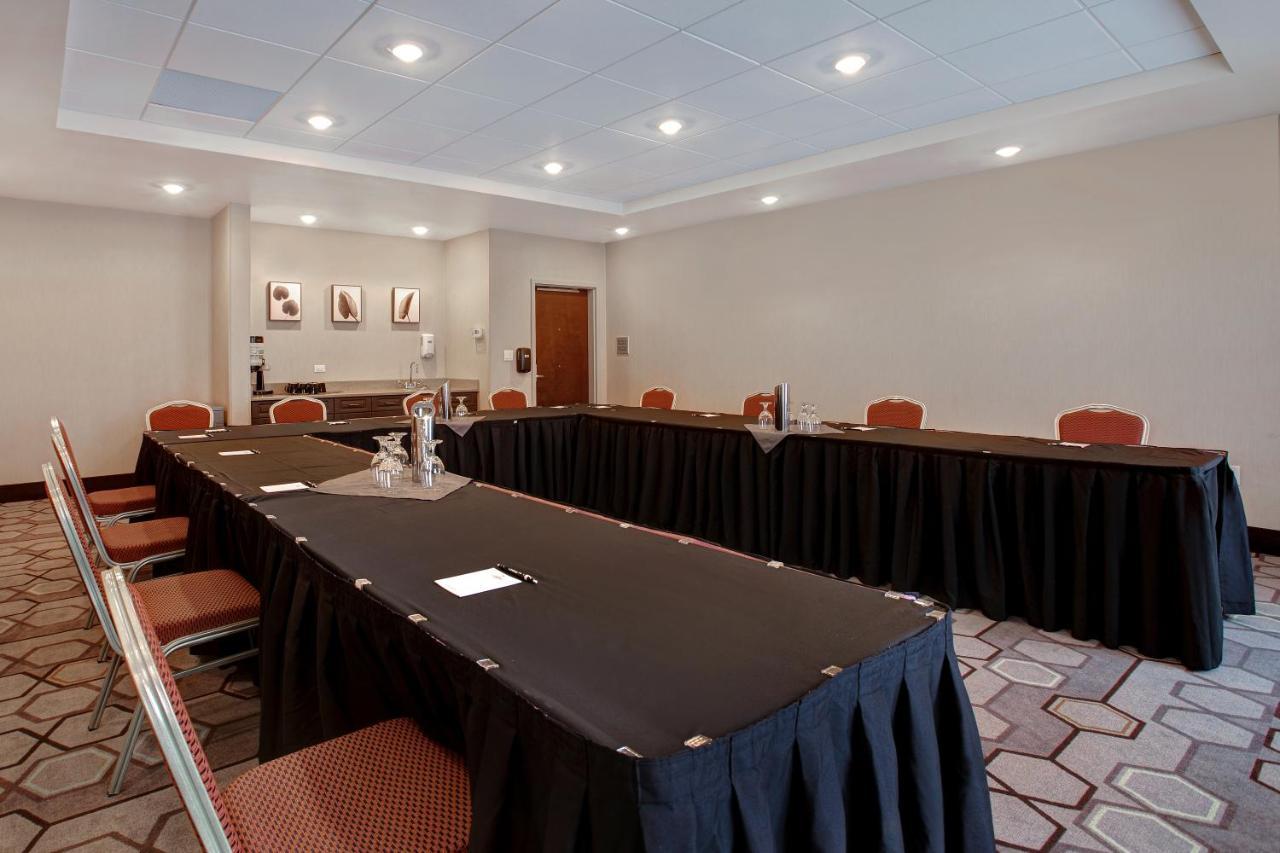 The Landing Hotel & Conference Centre St. Paul 外观 照片