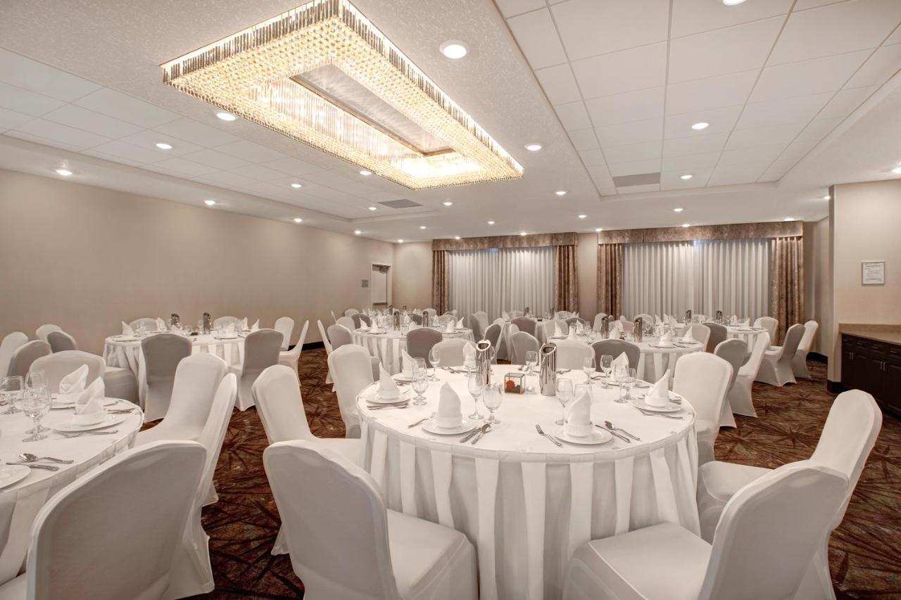 The Landing Hotel & Conference Centre St. Paul 外观 照片