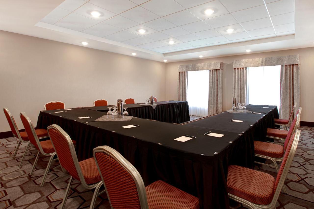 The Landing Hotel & Conference Centre St. Paul 外观 照片