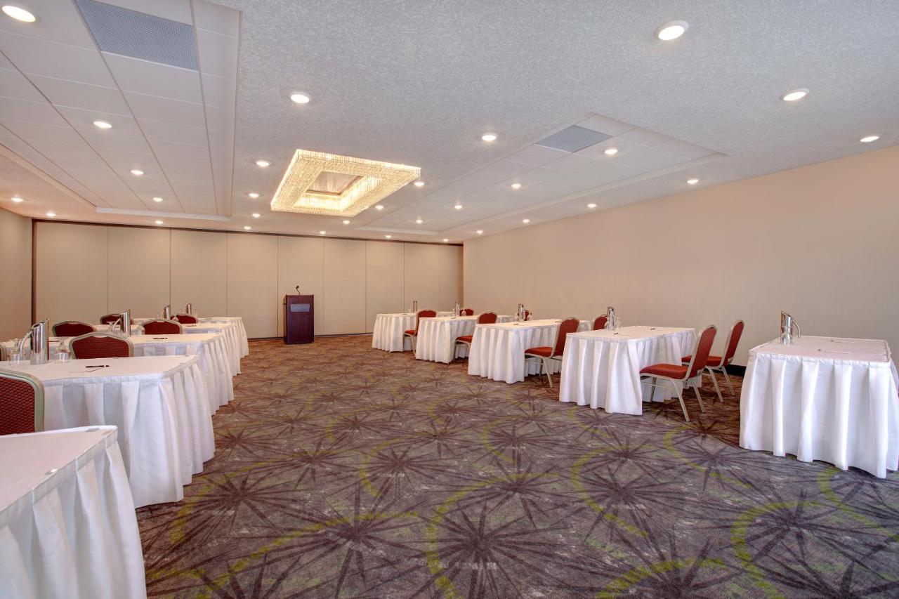The Landing Hotel & Conference Centre St. Paul 外观 照片