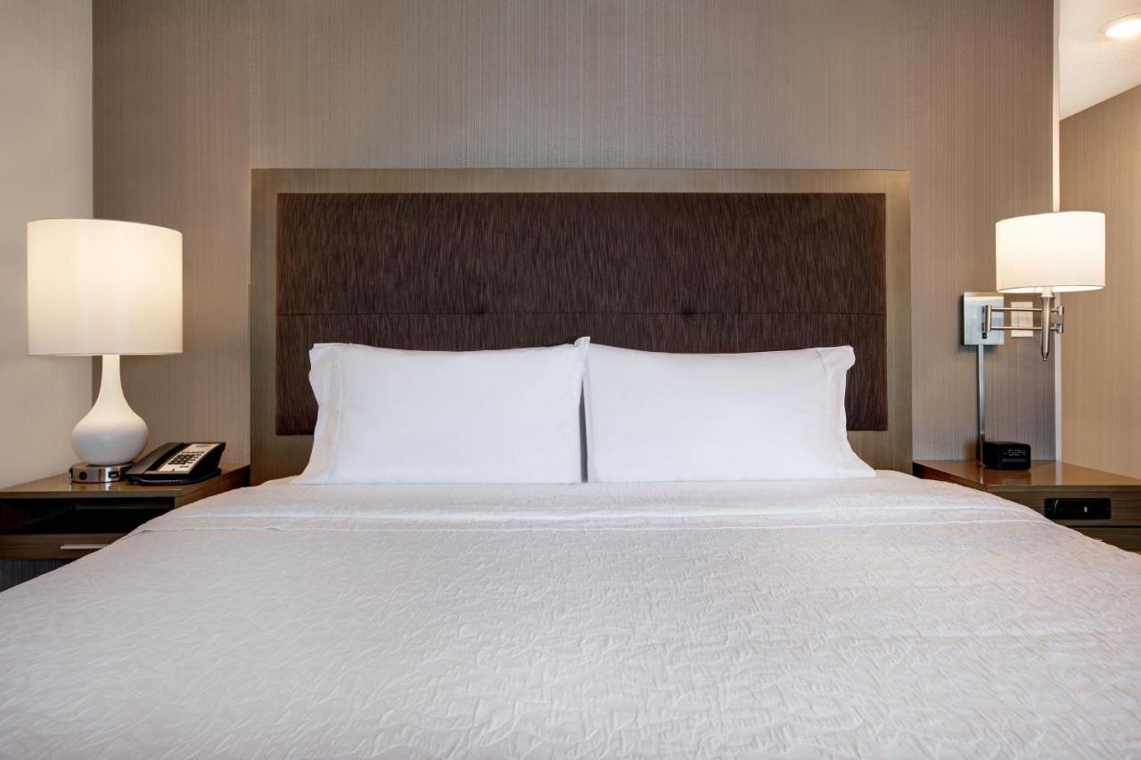 The Landing Hotel & Conference Centre St. Paul 外观 照片