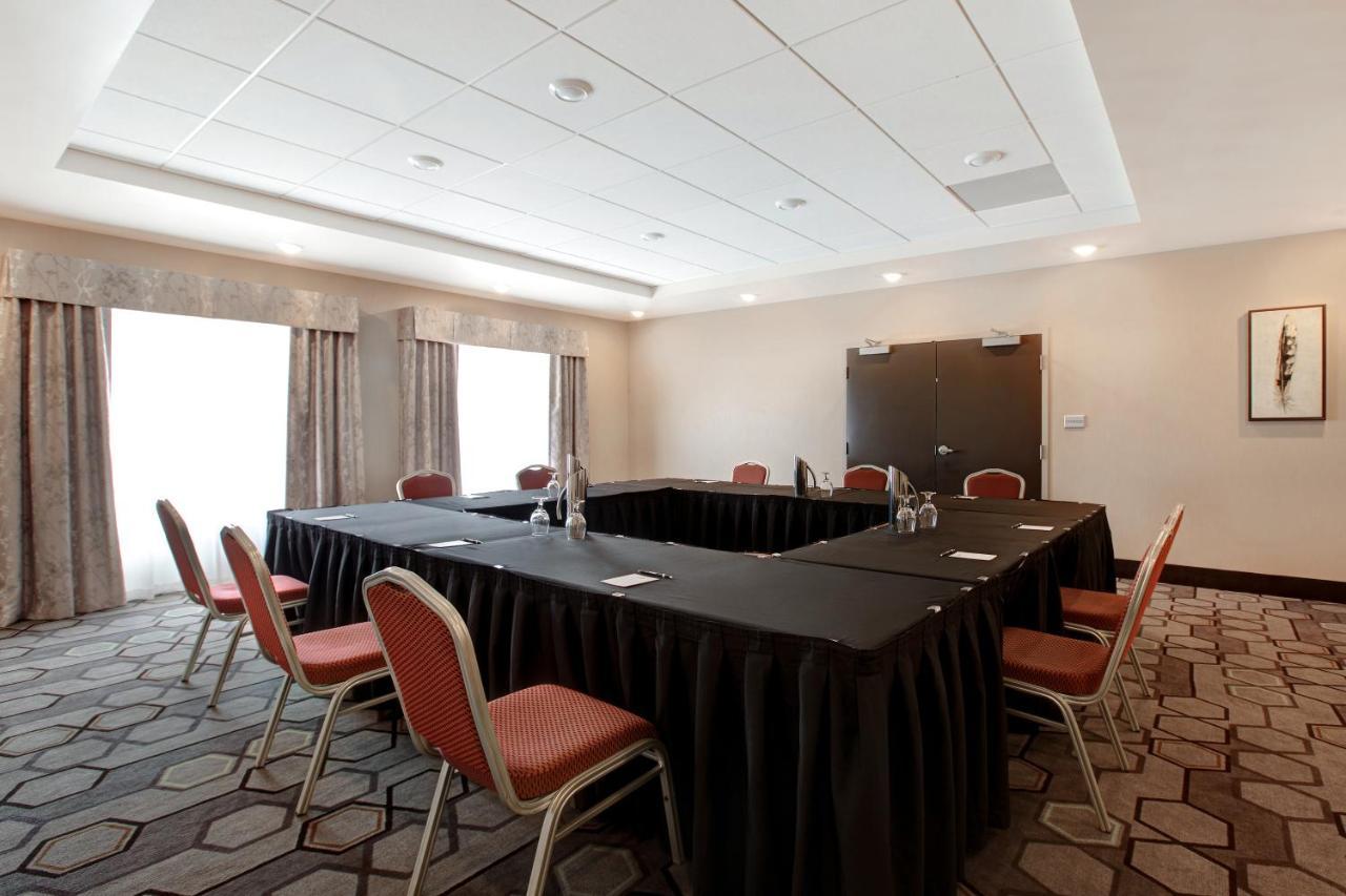 The Landing Hotel & Conference Centre St. Paul 外观 照片