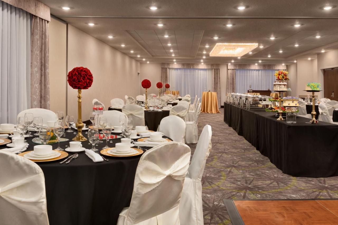 The Landing Hotel & Conference Centre St. Paul 外观 照片